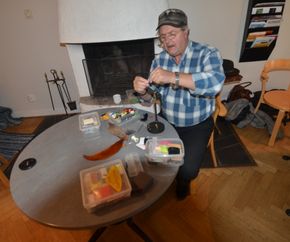 Thomas binder fiskeflugor vid Gunnareds Gård